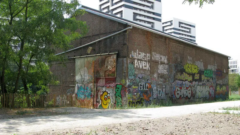 Bâtiment de la rue Curial vu depuis la plate-forme de la Petite Ceinture