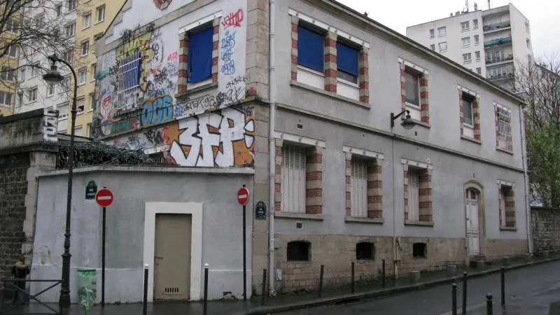 La façade rue Florian du bâtiment de la Section de la Voie de la Petite Ceinture