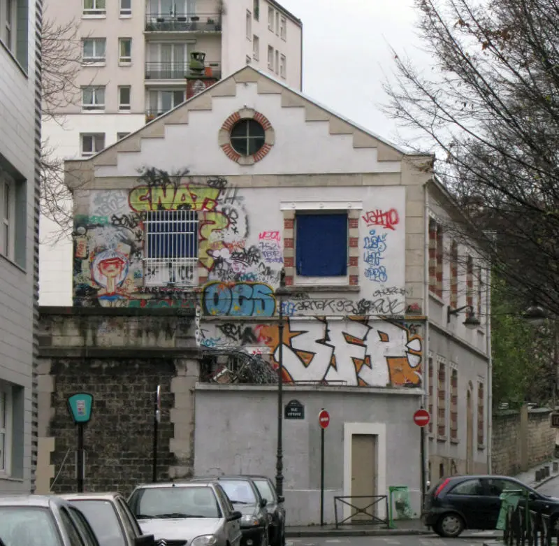 La façade rue Vitruve du bâtiment de la Section de la Voie de la Petite Ceinture 