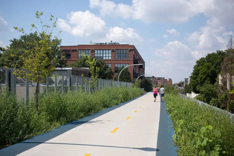 Vue du Bloomingdale Trail de Chicago, aménagé pour les piétons et les cyclistes 