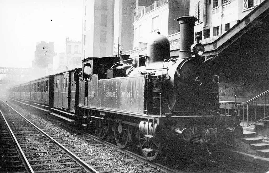 Train circulaire arrivant à la station Boulevard Ornano en 1934 