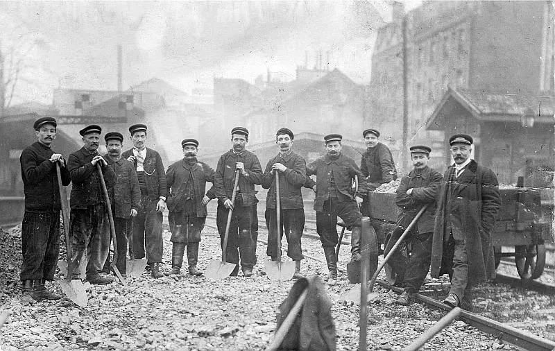 Une équipe d'entretien des voies de la Petite Ceinture au travail, sur les voies de la station Charonne 