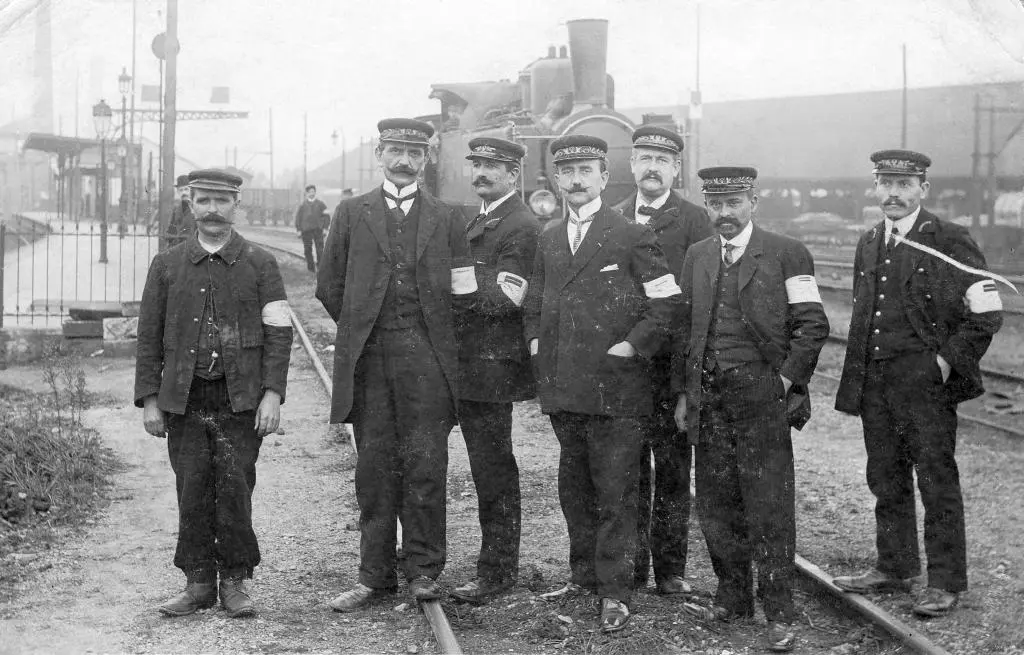 Cheminots du Chemin de fer de Ceinture mobilisés en octobre 1910 à La Rapée-Bercy 