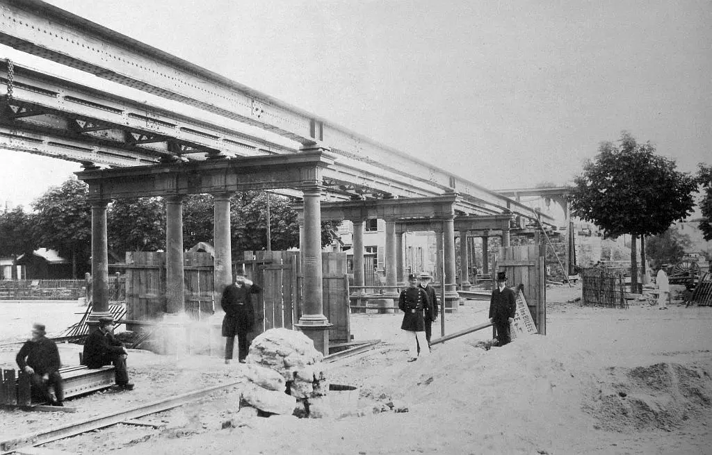 Le viaduc de la Petite Ceinture au-dessus du Cours de Vincennes en construction (1887-1889) 