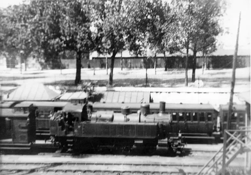 Des trains de voyageurs sont garées sur les voies de la station Courcelles-Ceinture dans les années 1920