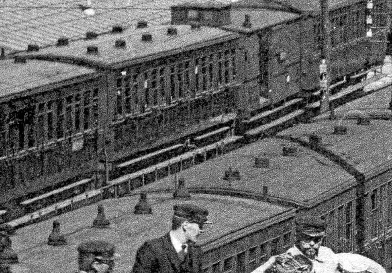 Vue des toitures de voitures de 1re classe et 2e classes de la Petite Ceinture vers 1902. 