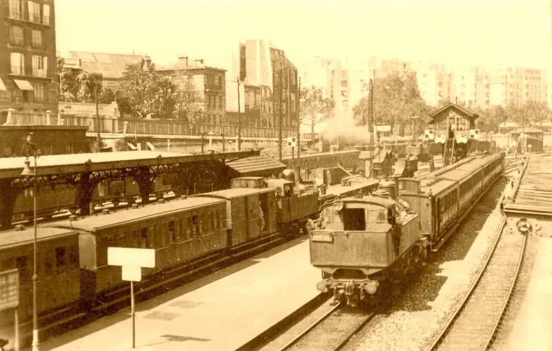 Arrivée d'un train venant d'Auteuil après avoir fait le tour de Paris à Courcelles-Ceinture
