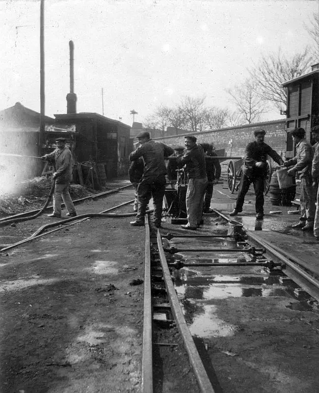 Scène de lavage au dépôt de l'Évangile vers 1900 