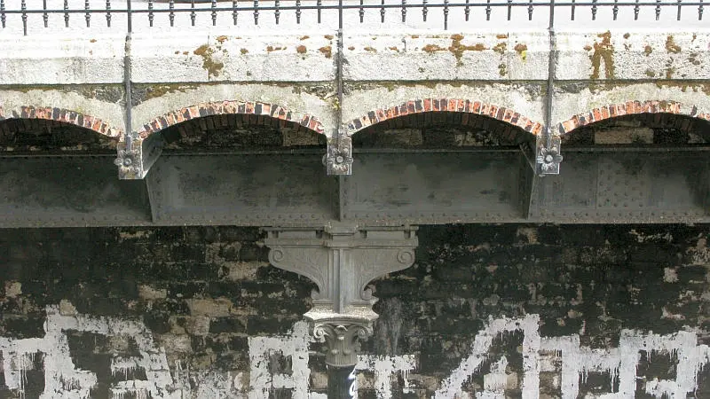 Détail de l'encorbellement de la rue Leibnitz - gare de l'avenue de Saint-Ouen
