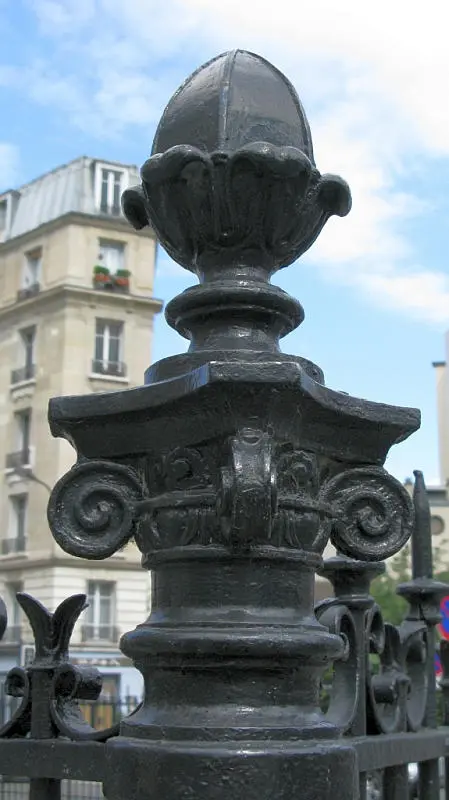 Détail de la grille de la tranchée de la gare de l'avenue de Saint-Ouen