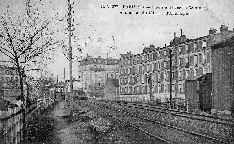 Un train à l'approche du raccordement Nord de la Villette. 