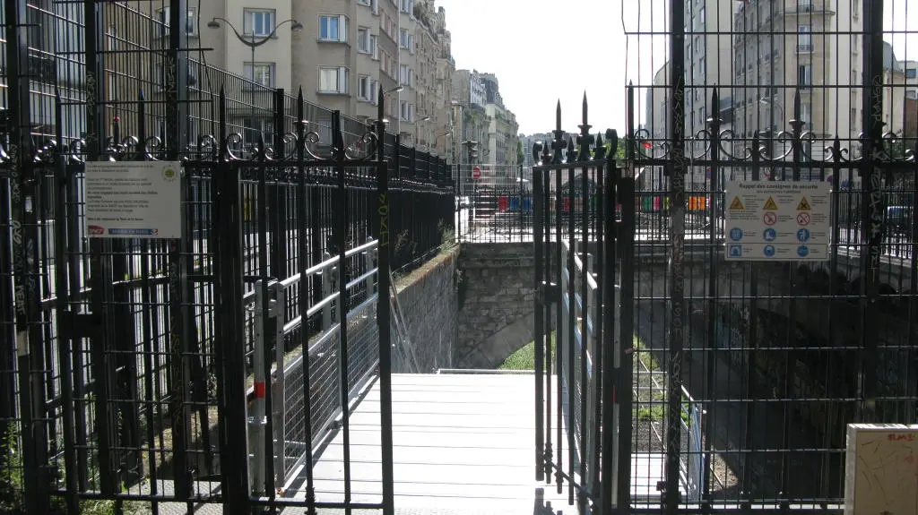 Entrée du chantier participatif installé dans la tranchée de la station de l'Avenue de Saint-Ouen