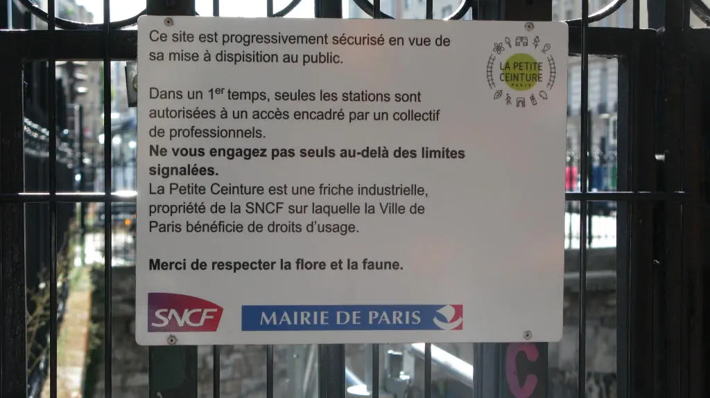 Panneau d'information sur les conditions d'accès à la Petite Ceinture 