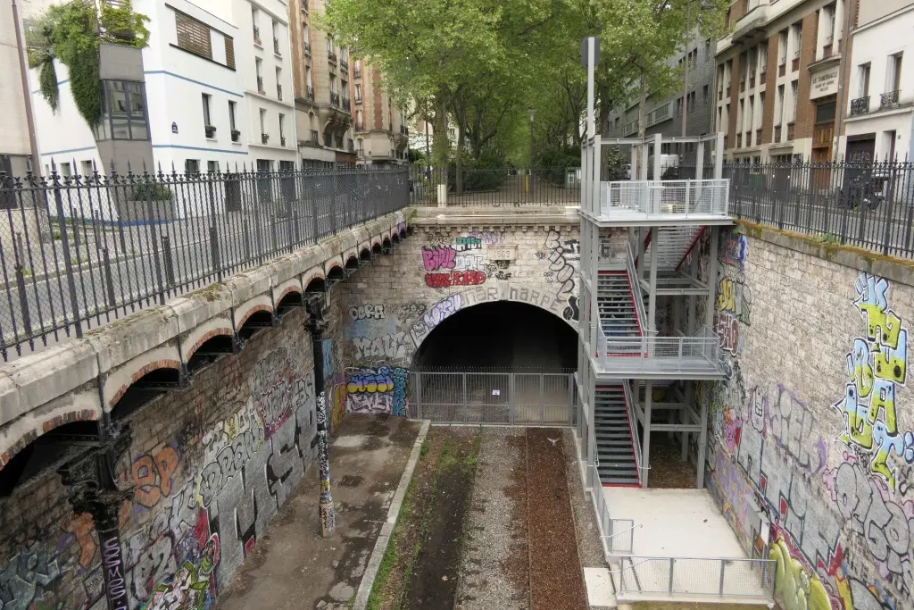 Vue générale de l'accès de la rue Vauvenargues