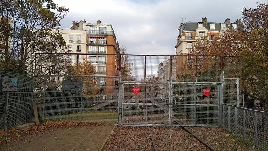 Barrières et portail posés à l'extrémité de la promenade du 12e arrondissement