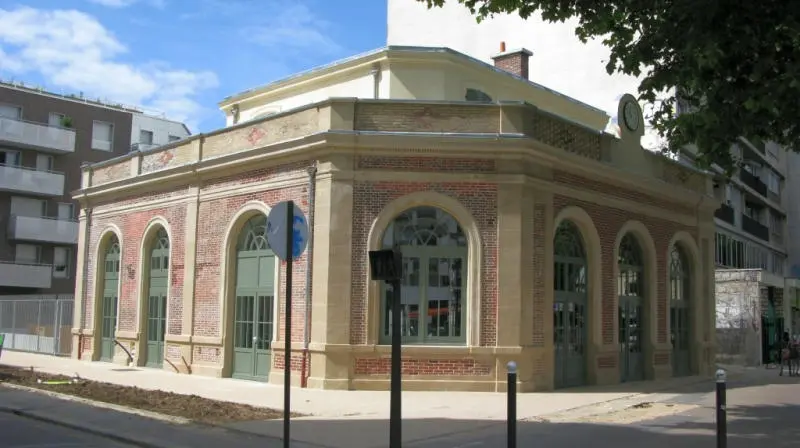 Bâtiment réhabilité de la station de Montrouge au carrefour avec la rue Beaunier