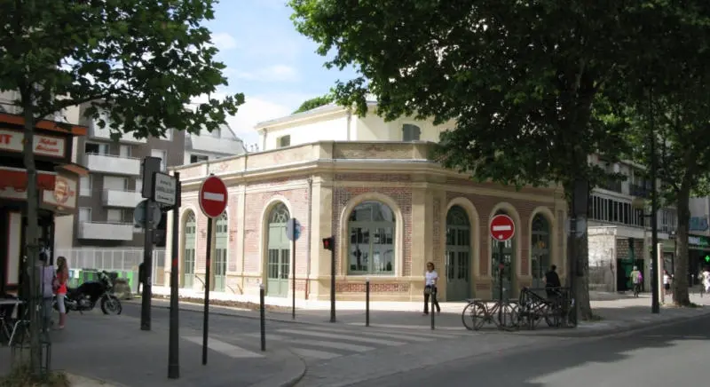 Bâtiment réhabilité de la station de Montrouge au carrefour avec la rue Beaunier