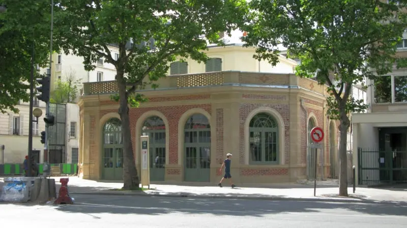 Façade du bâtiment de la station Montrouge-Ceinture sur l'avenue du Général Leclerc