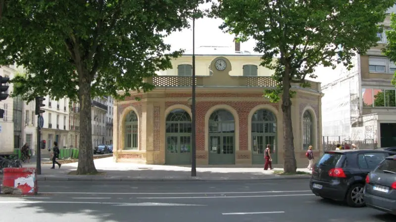 Façade du bâtiment de la station Montrouge-Ceinture sur l'avenue du Général Leclerc 