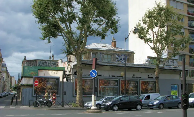 La gare de Montrouge-Ceinture sur l'avenue du Général Leclerc en août 2011.