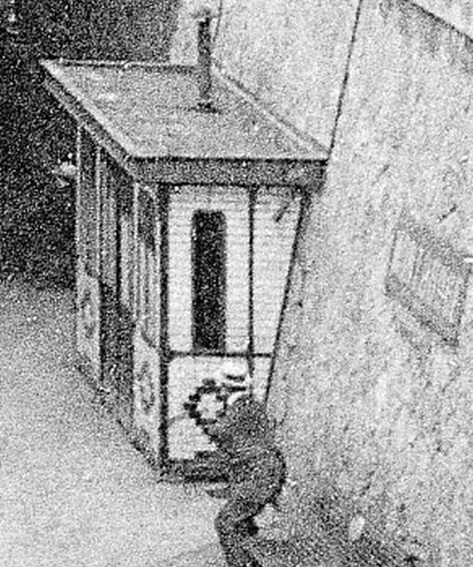 Bureau des agents- du service des trains sur le quai extérieur de la gare de Montrouge-Ceinture vers 1900.
