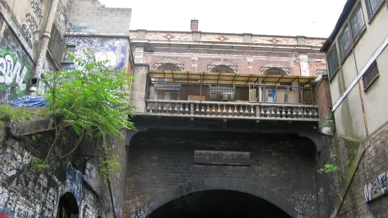 Façade du côté des quais de la gare de Montrouge-Ceinture en 2011.
