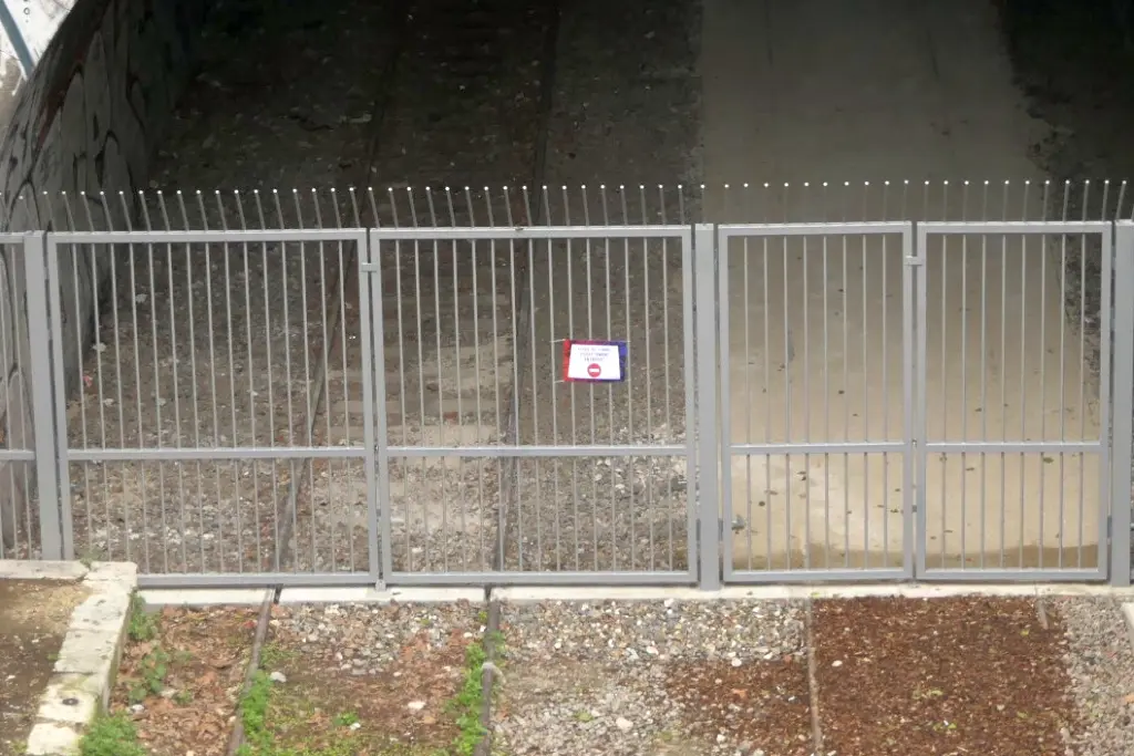 Portails installés à l'entrée du tunnel de Saint-Ouen