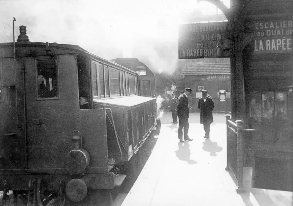 Automotrice à vapeur stationnant à la station La Chapelle-Saint Denis 