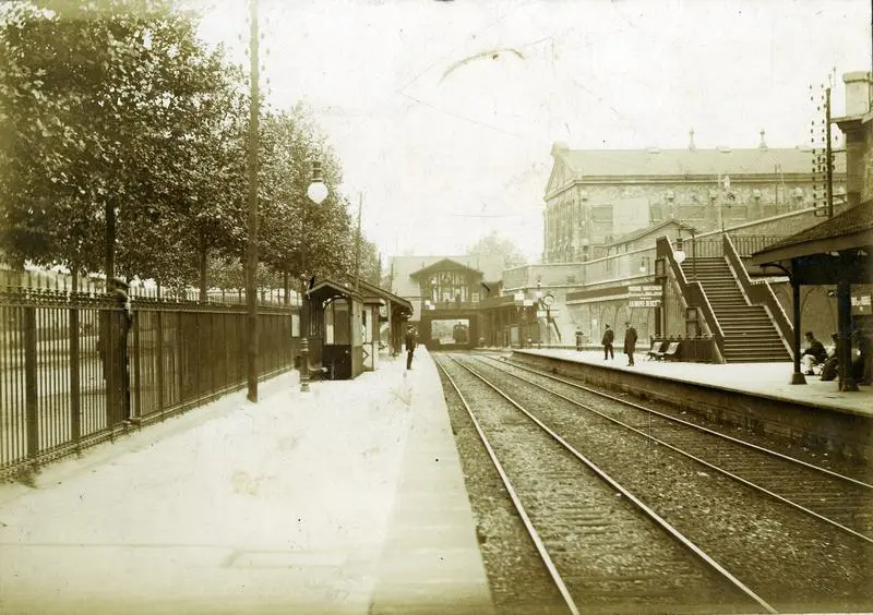 Vue des quais et du bâtiment de la station La Chapelle-Saint Denis