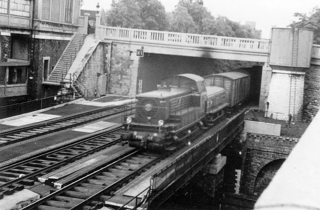 Un train de marchandises à La Rapée-Bercy dans les années 1950 