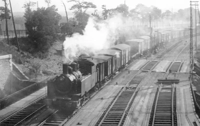 Un long train de marchandises quitte le triage de Bercy le 7 juin 1921 en empruntant la Petite Ceinture Est 