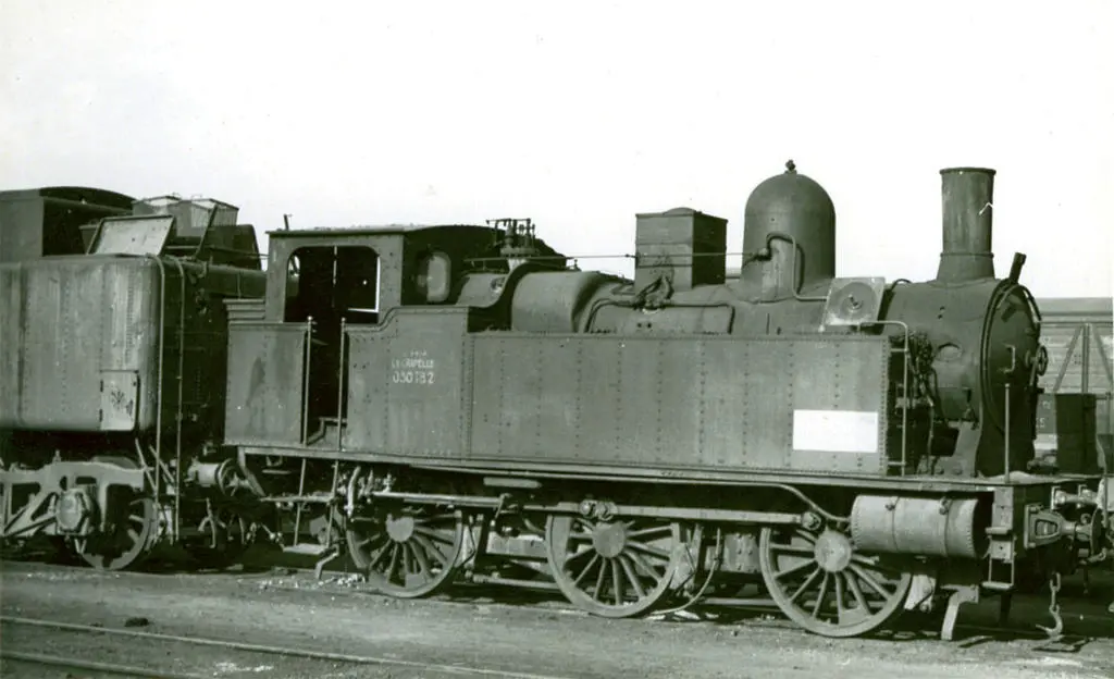 Locomotive Ceinture numéro 28 au dépôt de La Chapelle en 1952