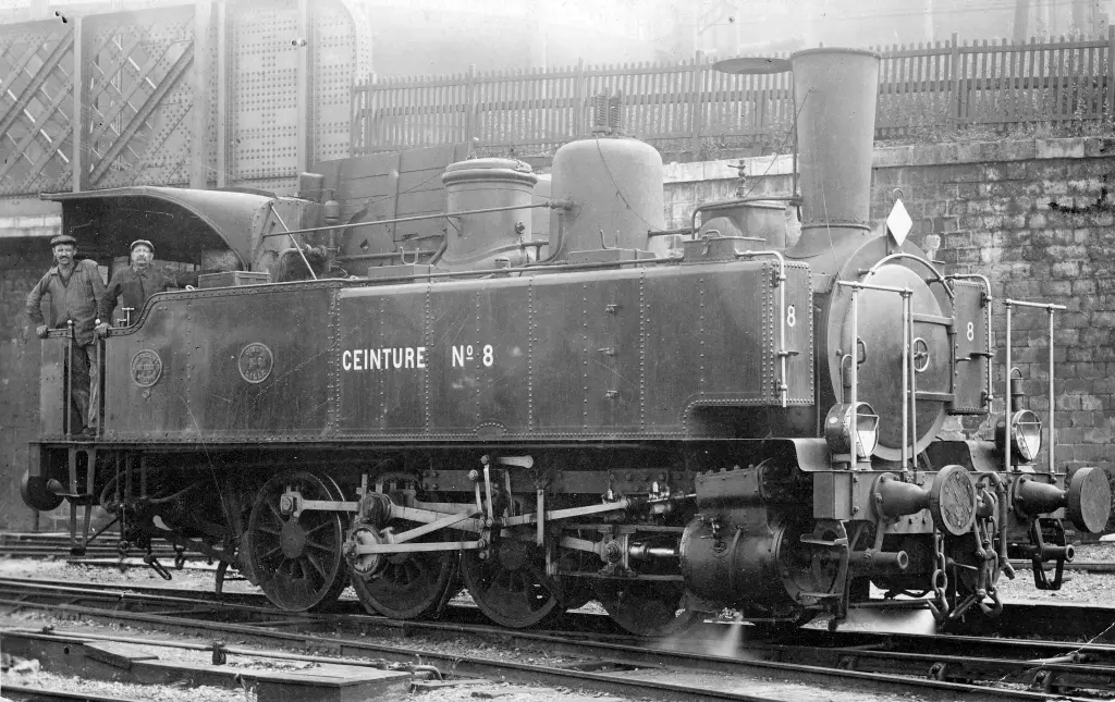 Locomotive Ceinture numéro 8 à l'entrée des voies de la gare de La Chapelle-Charbon 