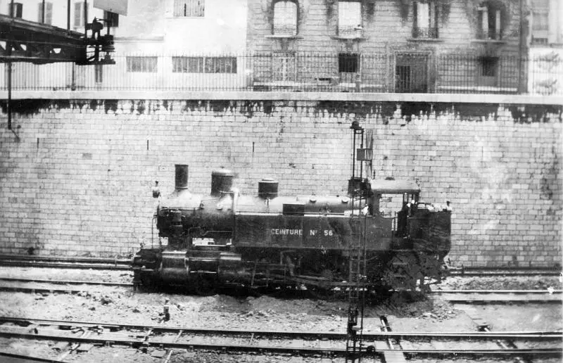 Vue en élévation de la locomotive n°56 de la Ceinture, à la station Courcelles-Ceinture