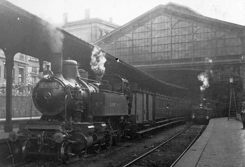 Train circulaire au départ de la gare de Paris-Nord dédiée aux trains de la Petite Ceinture 