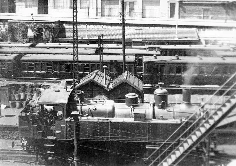 Une locomotive en préparation à la station Courcelles-Ceinture pour tracter les trains de voyageurs du service circulaire 