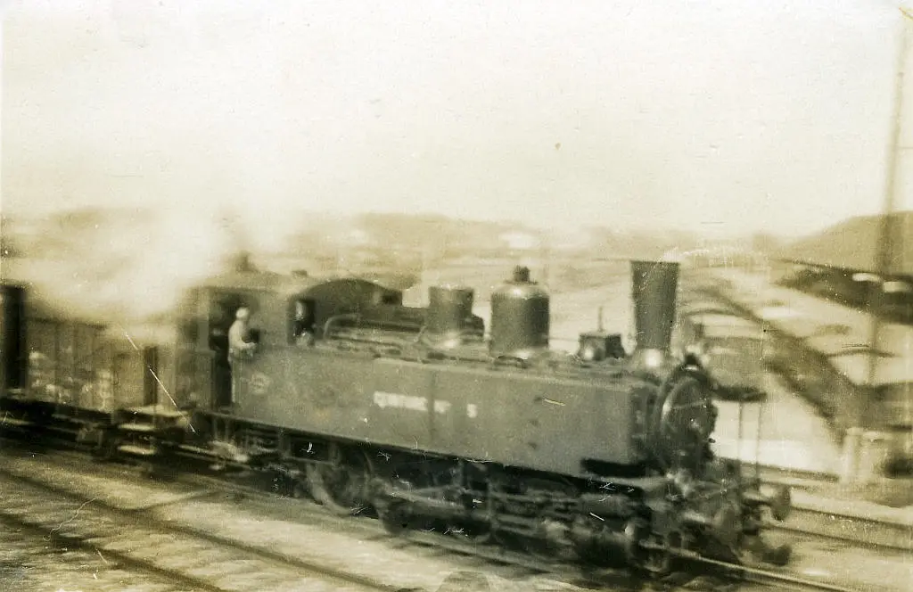 Locomotive Ceinture n°5 en tête d'un train de marchandises à La Rapée-Bercy 