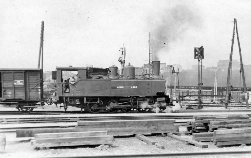 La locomotive Nord numéro 3965, ex-Ceinture numéro 5, tracte un train de marchandises à la gare de La Rapée-Bercy. 