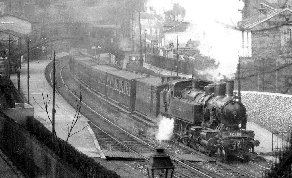 Train de voyageurs au départ de la station Ménilmontant