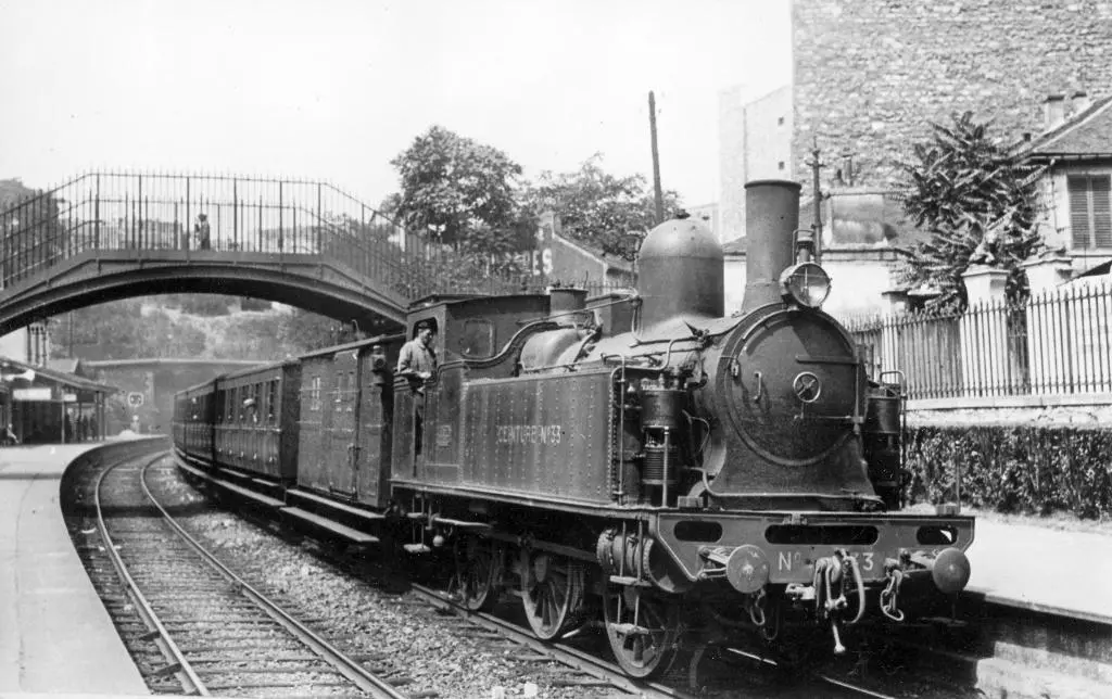 Train stationnant à Ménilmontant au début des années 1930 