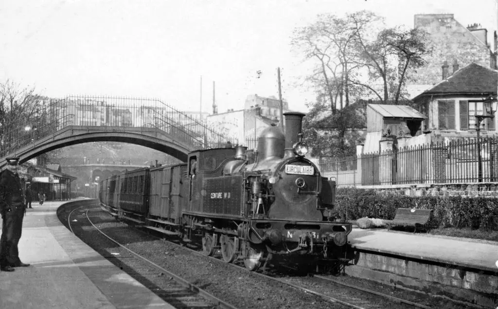 Train circulaire au départ de la station Ménilmontant 