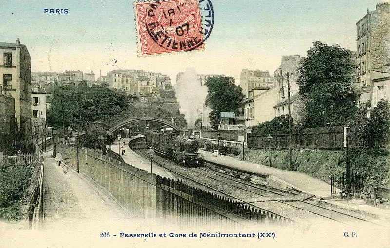 Un train circulaire tracté par une 230 T marque l'arrêt à la station Ménilmontant 
