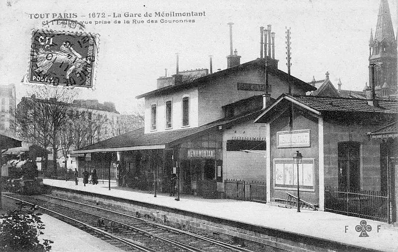 Le bâtiment de la station et l'église de Ménilmontant 