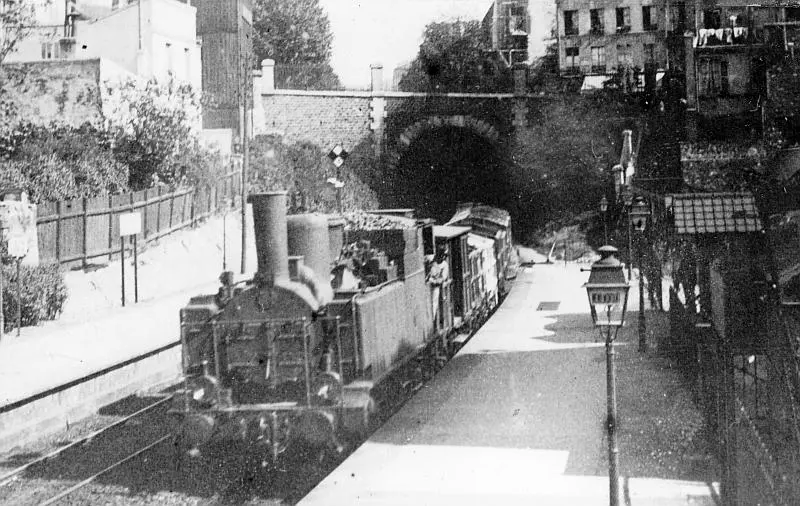 Un train de marchandises traverse la station Ménilmontant dans les années 1900 