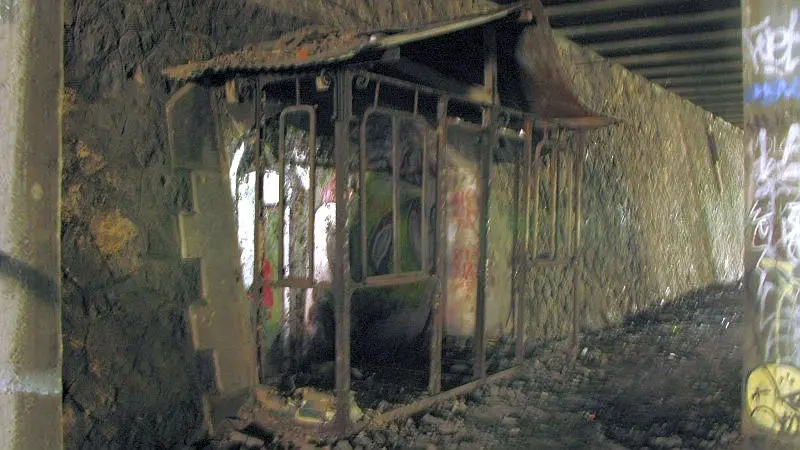 Vue générale des vestiges du bureau des agents de service des trains à la gare de Montrouge-Ceinture.