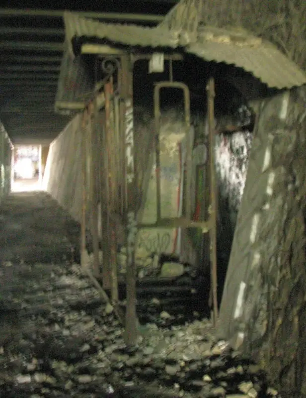 Vue latérale des vestiges du bureau des agents de service des trains à la gare de Montrouge-Ceinture.