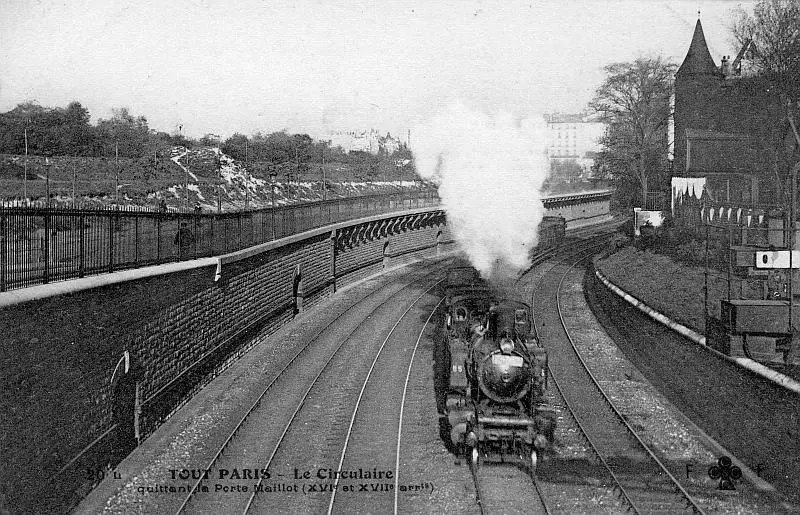 Train au départ de la station Neuilly-Porte Maillot 