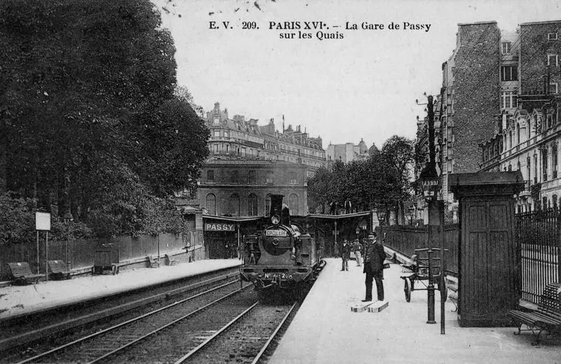 Vue des quais de la gare de Passy. 