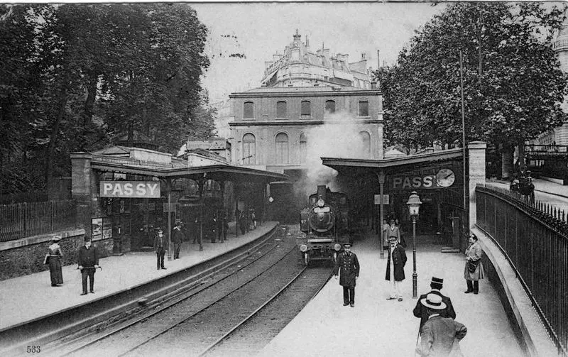 Vue de la gare, à cheval sur les voies. 