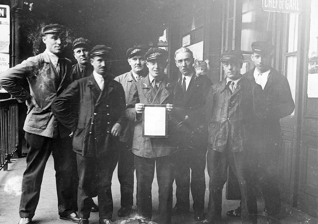 Le personnel de la station du Boulevard Ornano lors de la fermeture du service voyageurs 
